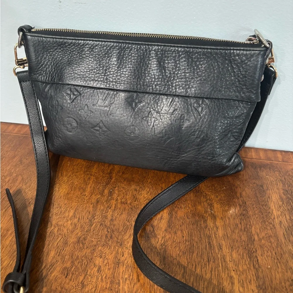 Louis Vuitton Black Leather Embossed Empriente Pochette, Gold Hardware, AA0171 - Picture 3 of 12